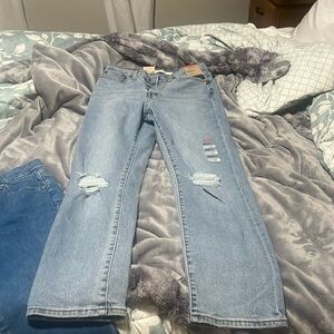Never been worn Levi’s wedgie straight size 27 W and L28